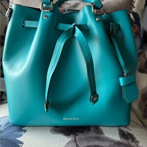 EUC Michael Kors Turquoise Blakey Bucket Bag